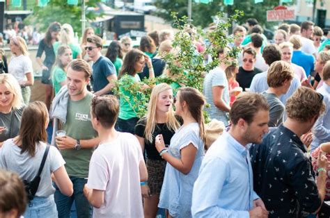 hoe maak je vrienden in een nieuwe stad|Zo maak je vrienden in een nieuwe omgeving